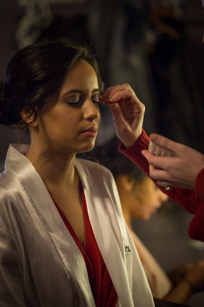 makeup artist applying individual lashes