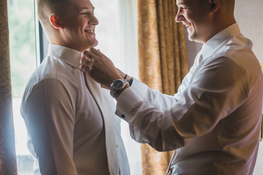 groom getting ready at woodwinds connecticut wedding