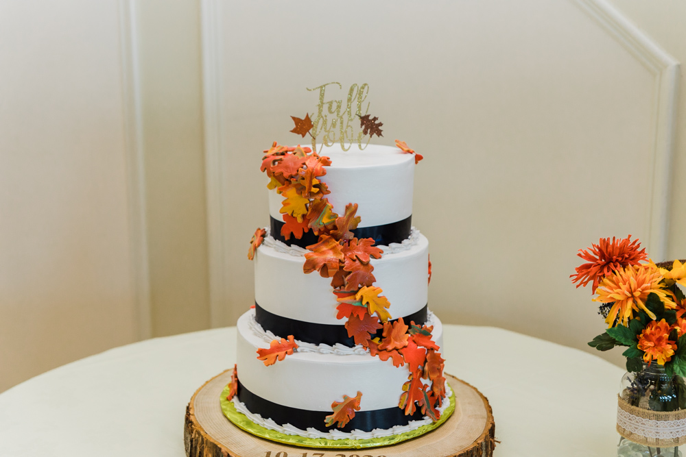 fall themed wedding cake for an aria fall wedding 